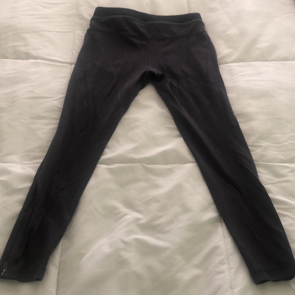 Fabletics leggings in dark gray w black waist 2 front zippers pockets & bottom - Picture 8 of 9